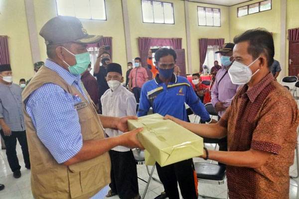 Bupati Siak Bagikan Masker di Sejumlah Rumah Ibadah dan Pasar di Bungaraya