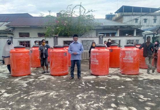 Lagi, Hafizan Abas Bagikan Drum PAH kepada Masyarakat Kelapa Gading Selatpanjang