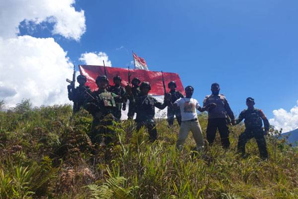 Peringati HUT RI ke-76, TNI Bersinergi Dengan Polri dan Tokoh Masyarakat Napak Tilas di Puncak Tertinggi Distrik Kanggime