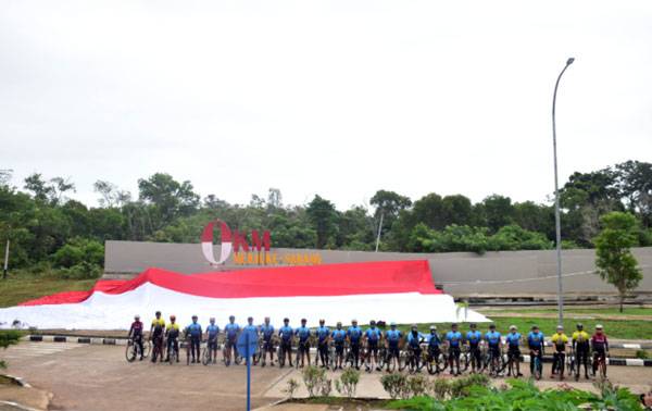 Danrem 174 Merauke Bentangkan Bendera Merah Putih Raksasa Di Titik "0" KM Sota Merauke