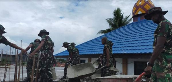 Prajurit TNI Yonif RK 751/VJS Bantu Pengecoran Masjid di Jayapura
