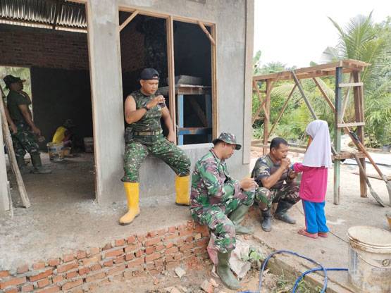 Keluguan Bocah Ini Obat Lelah Satgas TMMD Kodim 0301/PBR