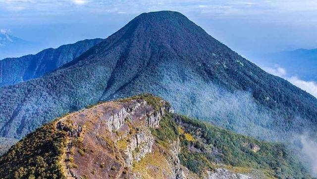 Relawan Geram, Belasan Celana Dalam Pria dan Wanita Berserakan di Gunung Gede Pangrango