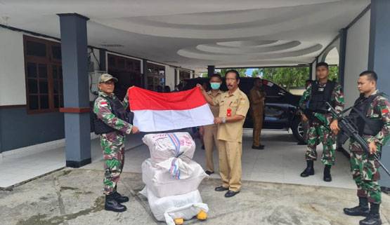 Sinergitas Tanpa Batas, Pemda Kabupaten Keerom Serahkan 3.000 Bendera Merah Putih Kepada Satgas Yonif 126/KC