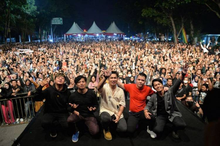 Gubri dan Wagubri Ramaikan Kenduri Rakyat Hari Jadi ke-65 Riau, Ribuan Masyarakat Saksikan Armada Band