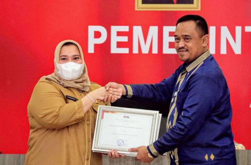 Ikuti Rakor Pemberantasan Korupsi Terintegrasi, Bupati Kasmarni Terima Dua Penghargaan