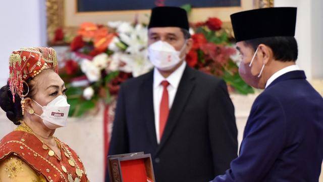 Presiden Jokowi Anugerahi Tanda Kehormatan RI ke 127 Tokoh, Mulai dari Dokter Hingga Sastrawan