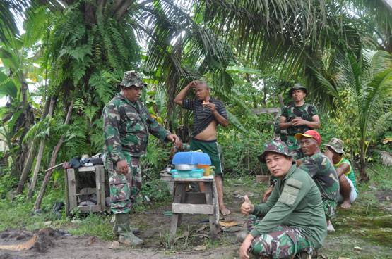Senda Gurau dan Tawa Satgas TMMD Saat Melepas Penat Dibadan