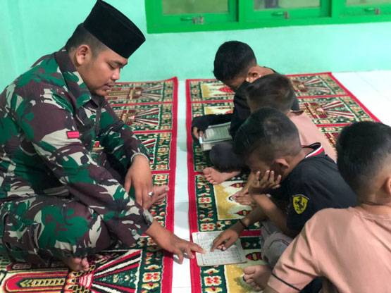Pratu Satria Ajarkan Anak-anak di Wilayah Sasaran TMMD Mengaji Iqra