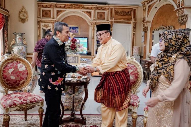 Gubernur Riau Syamsuar Jemput Mantan Gubernur untuk Hadiri HUT Ke-65 Riau
