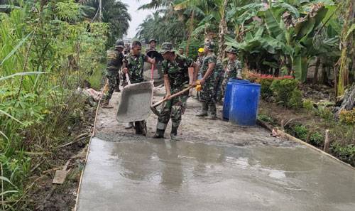 Warga Bantu Satgas TMMD 114 Kebut Pengecoran Jalan Bunga Tombak