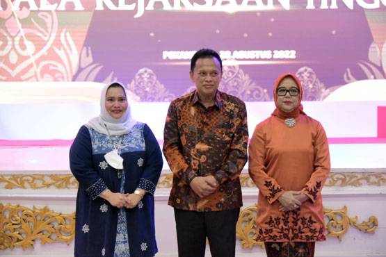 Bupati Kasmarni Hadiri Pisah Sambut Kajati Riau
