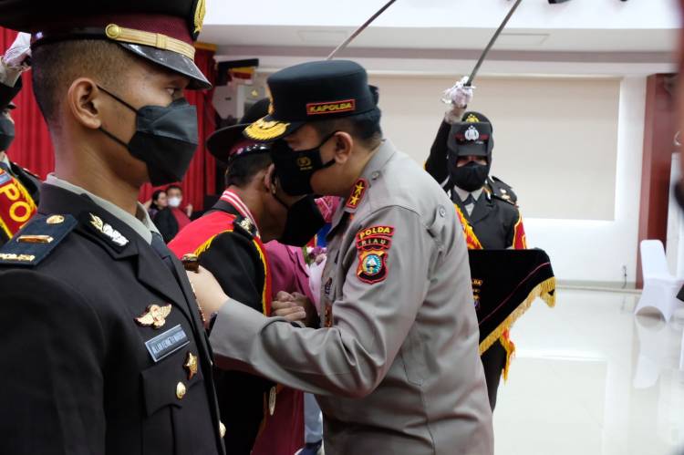 Kapolda Riau Irjen M Iqbal Lepas Secara Tradisi 62 Personel yang Masuk Purna Bhakti