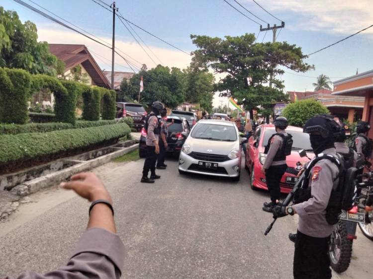 Di Apresiasi Warga, Saat Patroli Personel Brimobda Riau Turun Langsung Urai Kemacetan