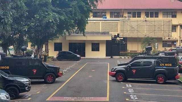 Pasukan Brimob Bersenjata Lengkap Kawal Bareskrim Polri