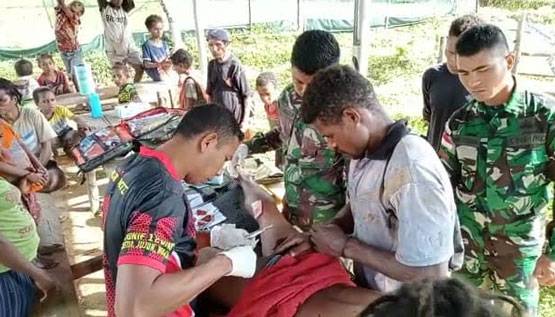 Warga Terluka Diserang Babi Hutan, Satgas Yonif 126/KC Berikan Pertolongan