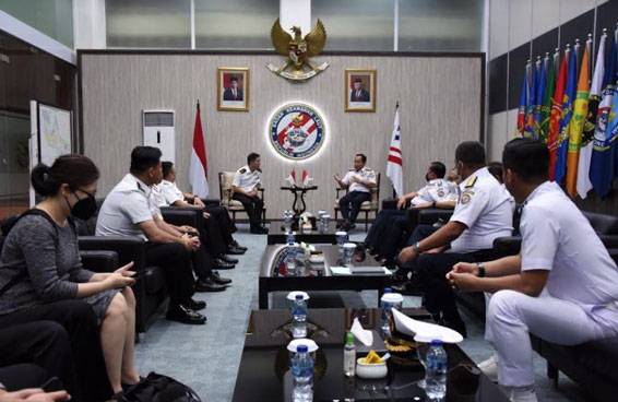 Kepala Bakamla RI Lakukan Pertemuan dengan Kasal Singapura