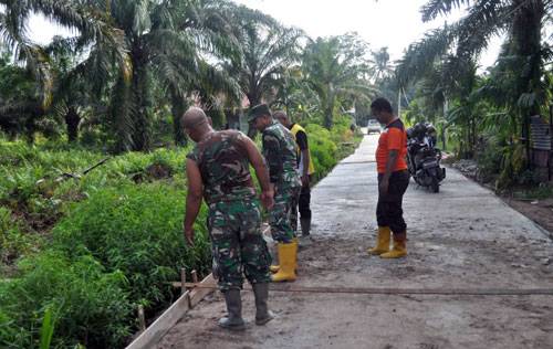 Berpacu dengan Waktu, Satgas TMMD dan Warga Bahu Membahu Lanjutkan Semenisasi Jalan Bunga Tombak