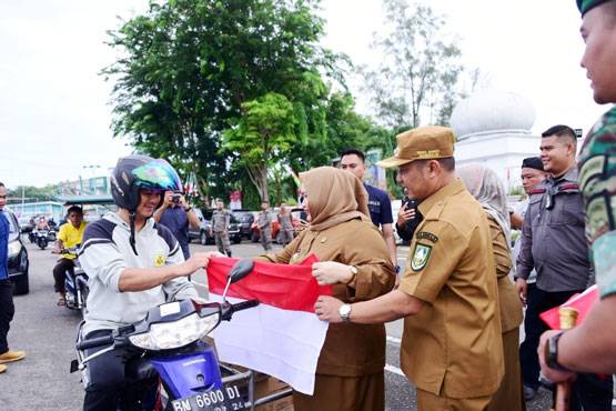 Sambut Dirgahayu RI, Bupati Kasmarni Bagikan Bendera Merah Putih Kepada Masyarakat