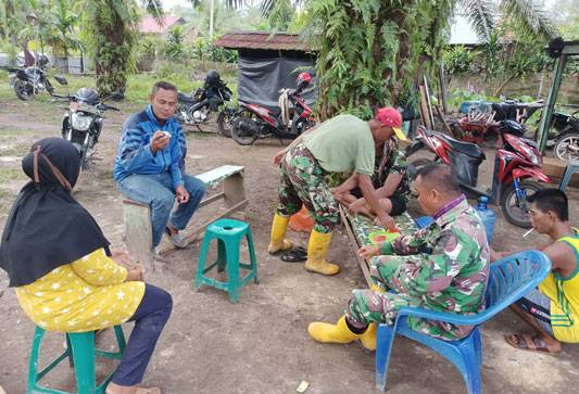 Bekerja di Bawah Panas Terik, Warga Bagikan Semangka Kepada Satgas TMMD