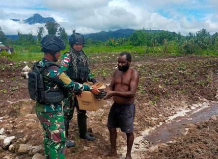 Sambil Bantu Olah Lahan, Satgas Pamtas RI-PNG Yonif Raider 142/KJ Bagikan Susu Dan Roti