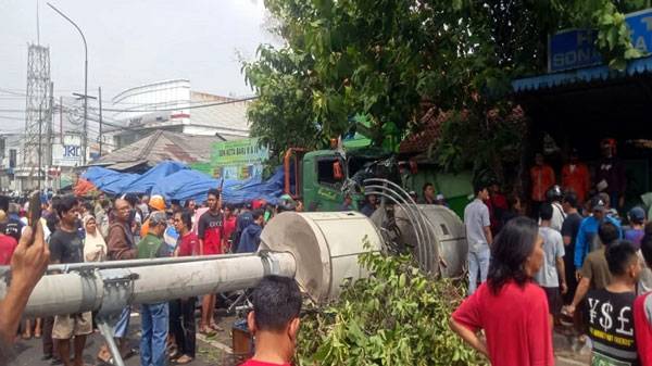 Truk Tabrak Tiang Tower 10 Orang Tewas, 7 Anak-anak dan 3 Dewasa