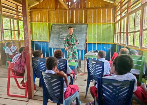 Turut Serta Cerdaskan Anak Bangsa, Satgas Yonif 126/KC Jadi Tenaga Pendidik Di Perbatasan Papua