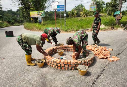 Kenang Pelaksanaan TMMD Reg. 114, Satgas Kodim 0301/PBR Bangun Tugu TMMD