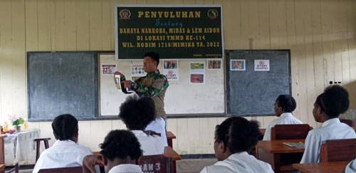 Satgas TMMD Ke-114 Timika Beri Penyuluhan Bahaya Narkoba kepada Para Pelajar