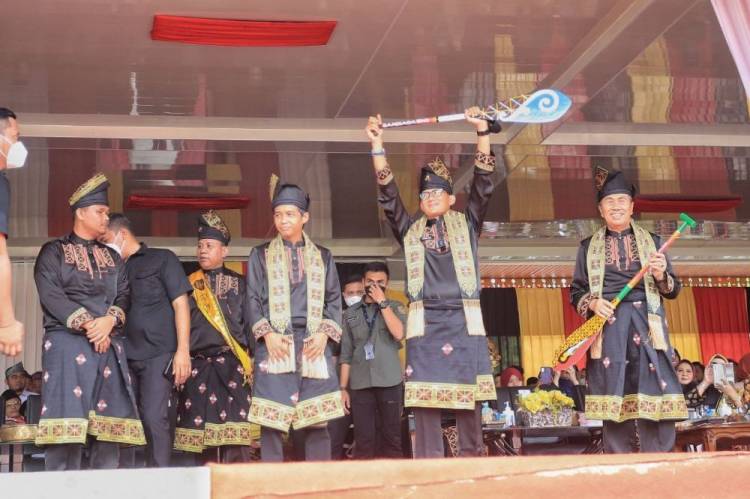 Sandiaga Uno Resmi Buka Festival Pacu Jalur Event Nasional di Tepian Narosa Kuansing