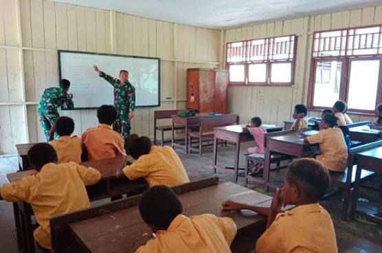 Sekaligus Jadi Guru, Satgas Pamtas Yonif 126/KC Bagikan Perlengkapan Sekolah