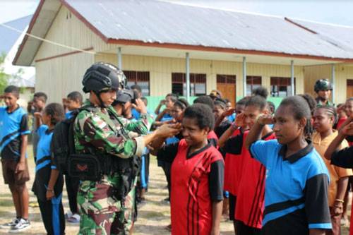 Disiplin Sejak Dini, Satgas Pamtas Yonif Raider 142/KJ Latih Anak Didik Baris Berbaris