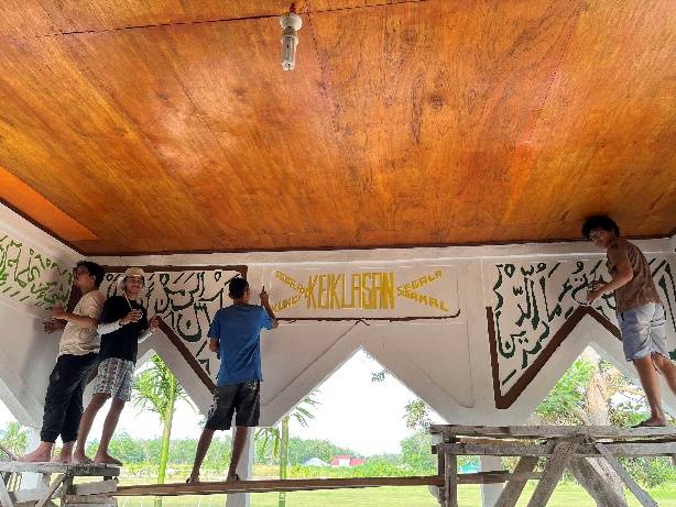 Mahasiswa KKN UNRI Membantu Pembangunan Mushalla di Desa Sungai Pinang Kampar