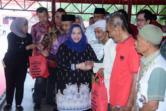 Sebagai Wujud Kepedulian, Bupati Kasmarni Serahkan Bantuan Kepada Masyarakat Pra Sejahtera