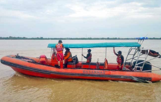 Tersambar Petir, Pria di Inhil Hilang di Sungai Batang Gansal