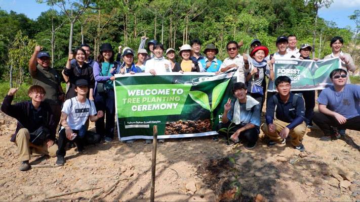 Didukung APP Sinar Mas, Belantara Foundation Libatkan Pelajar Jepang Tanam Pohon di Tahura Sultan Syarif Hasyim, Riau