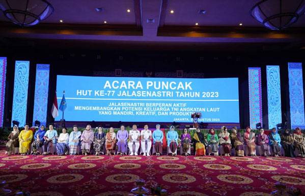 Kegembiraan Ketum Dharma Pertiwi di Tengah Warga Jalasenastri
