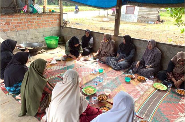 Mahasiswa Kukerta UNRI Lakukan Penyuluhan Pemanfaatan Minyak Goreng Bekas di Tapung Hulu Kampar