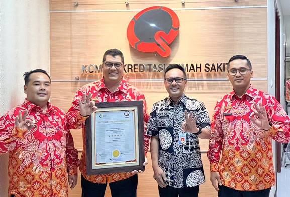 Bupati Bengkalis Terima Sertifikat Akreditasi Paripurna dari Ketua KARS Indonesia