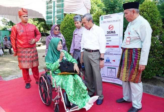 Yanti Jemput SK PPPK dengan Kursi Roda