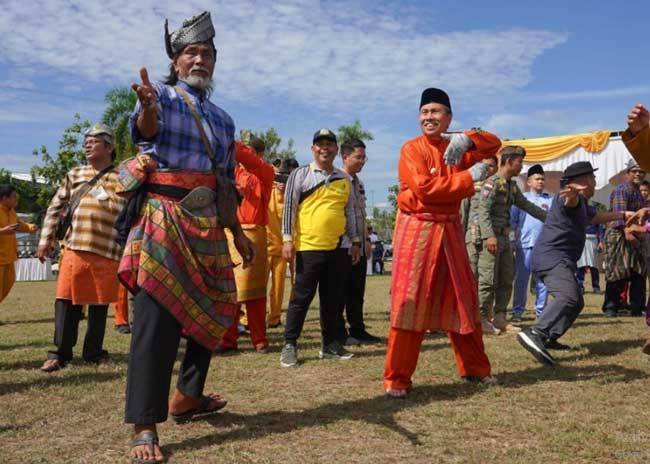 Gubernur Syamsuar Buka Lomba Layang-layang Tradisional