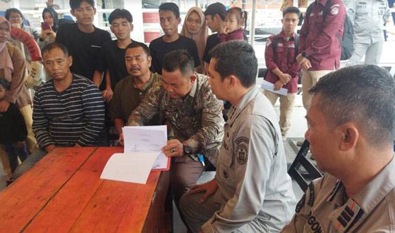 Bakamla RI Jemput Delapan Nelayan Indonesia yang Hanyut ke Perairan Malaysia