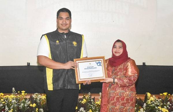 Bupati Kasmarni Terima Piagam Penghargaan dari Menpora RI