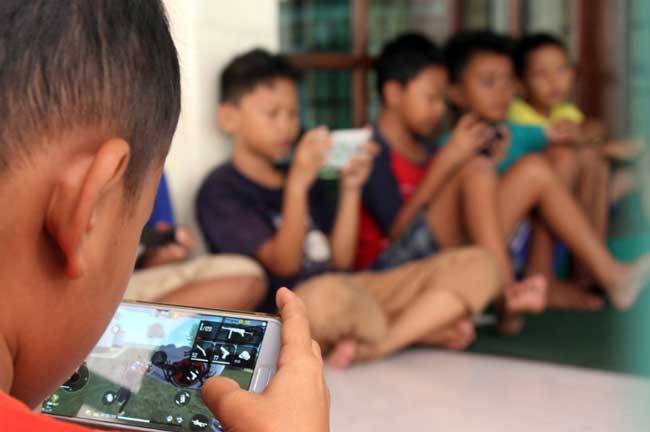 China Batasi Waktu Anak Main Ponsel, 40 Menit Sehari