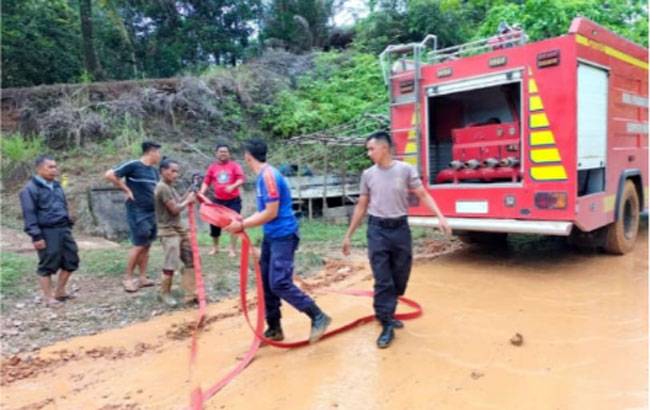 Polsek  Hulu Kuantan Bersama  Muspika dan Warga Bersihkan Rumah dan Jalan Terdampak Longsor