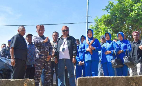 Danlantamal IX Salurkan Hasil Donasi Konser Amal Jukulele Ke Gereja Dusun Ukalahin