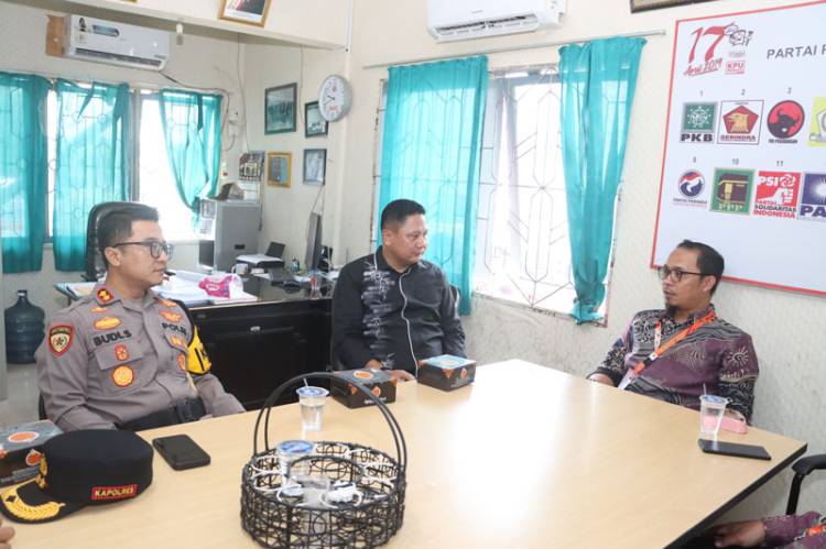 Hari Pertama, Kapolres Inhil Pantau Keamanan Pendaftaran Pasangan Calon Bupati dan Wabup di KPU
