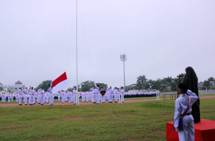 UPT SMPN 1 Bangkinang Kota Laksanakan Upacara Peringatan HUT RI ke-79 di Stadion Tuanku Tambusai