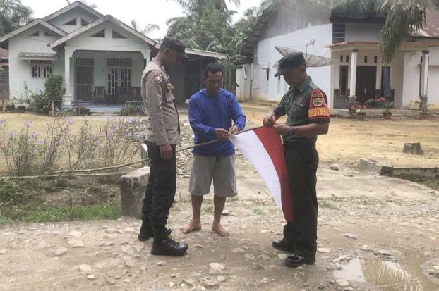Babinsa Koramil 0321-05/RM dan Bhabinkamtibmas Ajak Warga Pasang Bendera