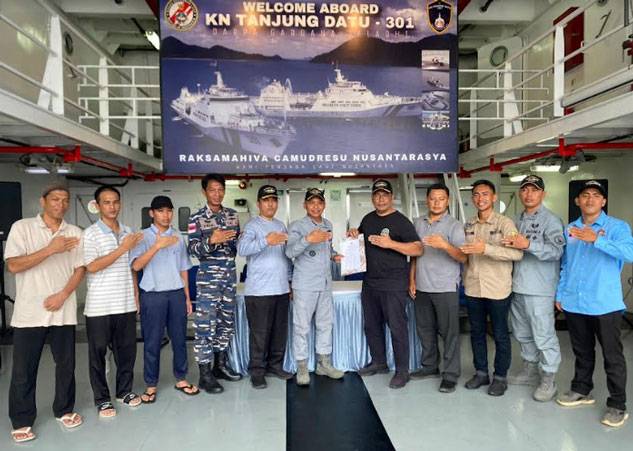 Bakamla RI Serahkan 8 Nelayan ke Pemkab Natuna